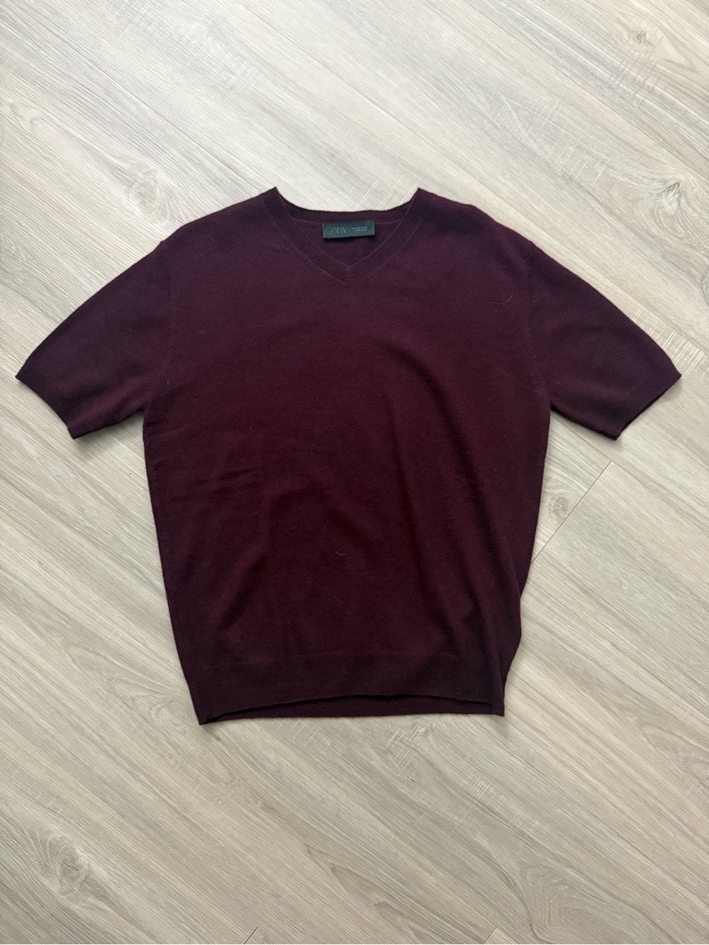 Zara Women’s 100% Wool V-Neck Short Sleeve Sweater in Burgundy